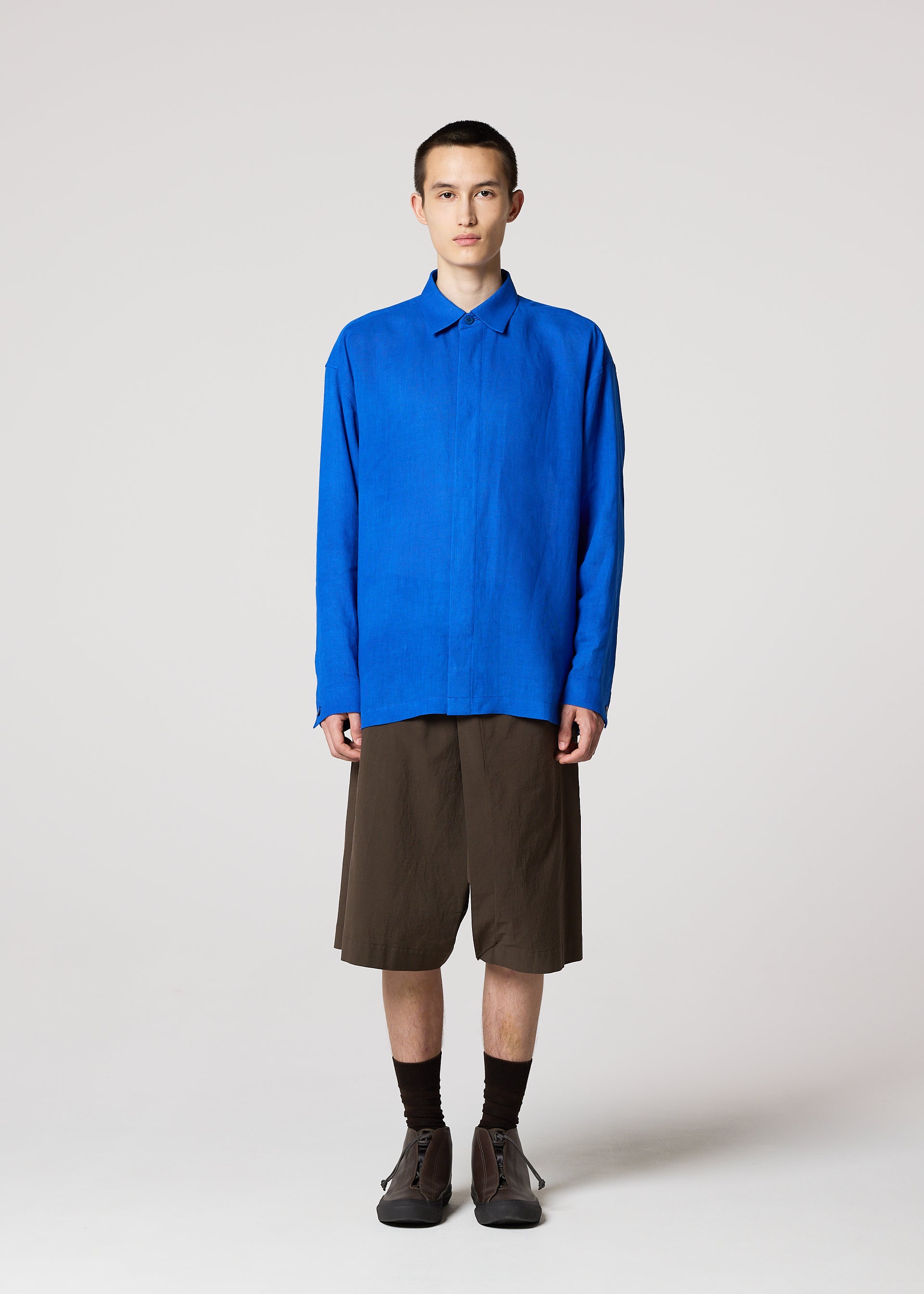 A model wears the IM MEN FLOATING LINEN floating-linen-shirt-dark-navy-2.