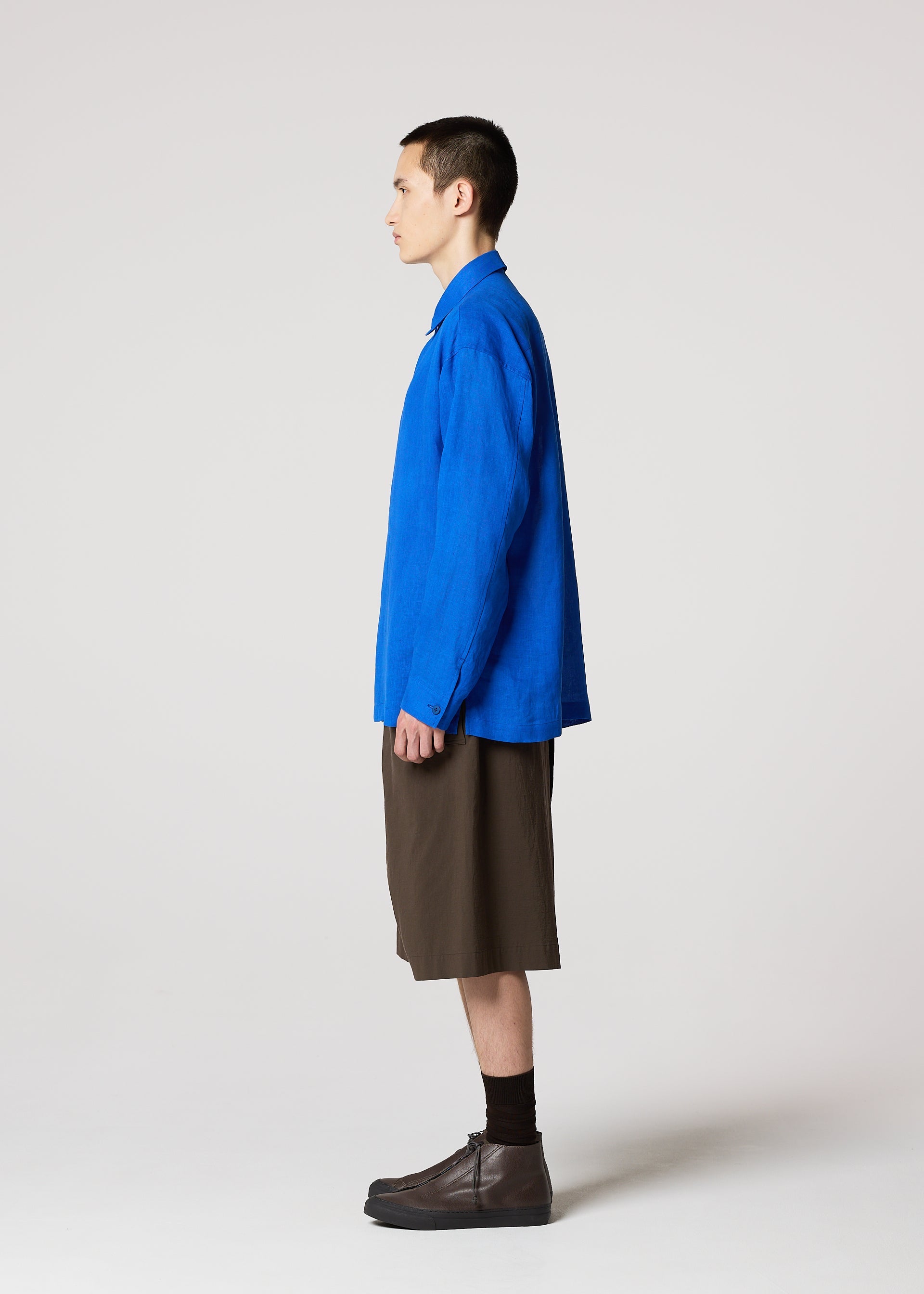 A model wears the IM MEN FLOATING LINEN floating-linen-shirt-blue-1.