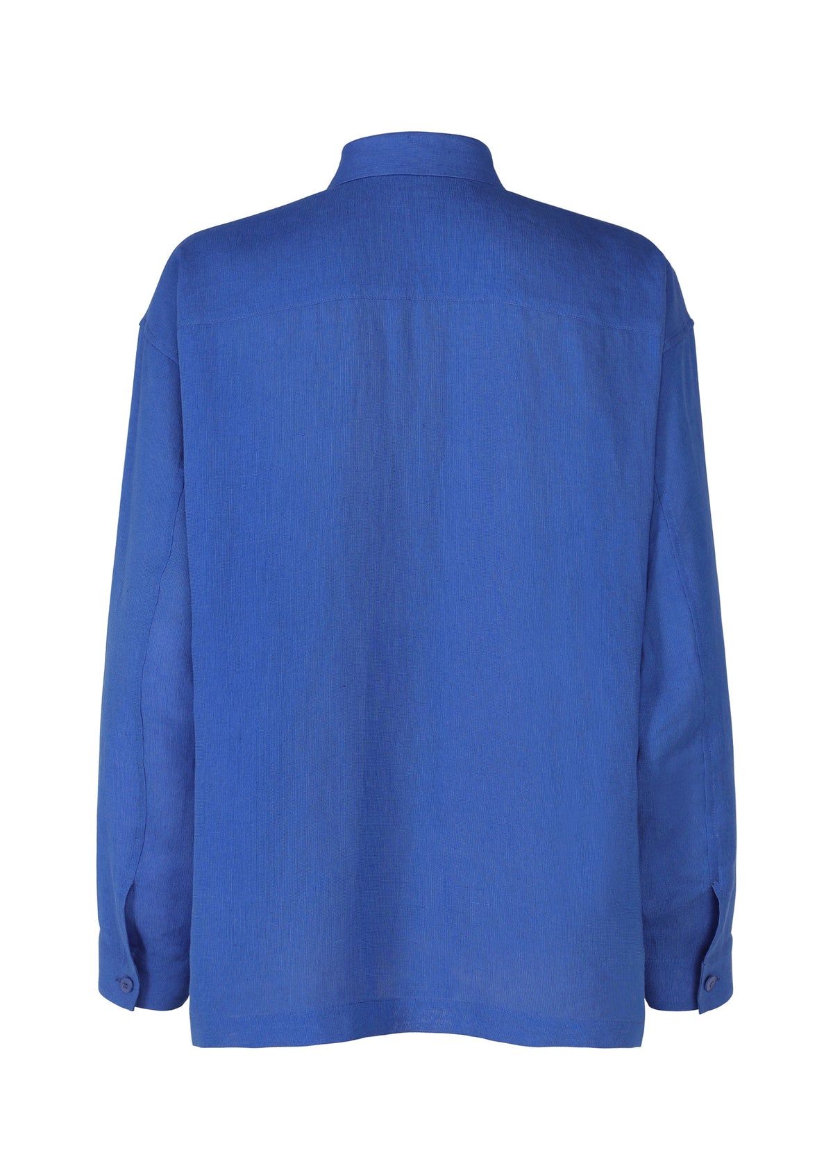 A detail shot of the IM MEN FLOATING LINEN shirt.