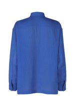 A detail shot of the IM MEN FLOATING LINEN shirt.
