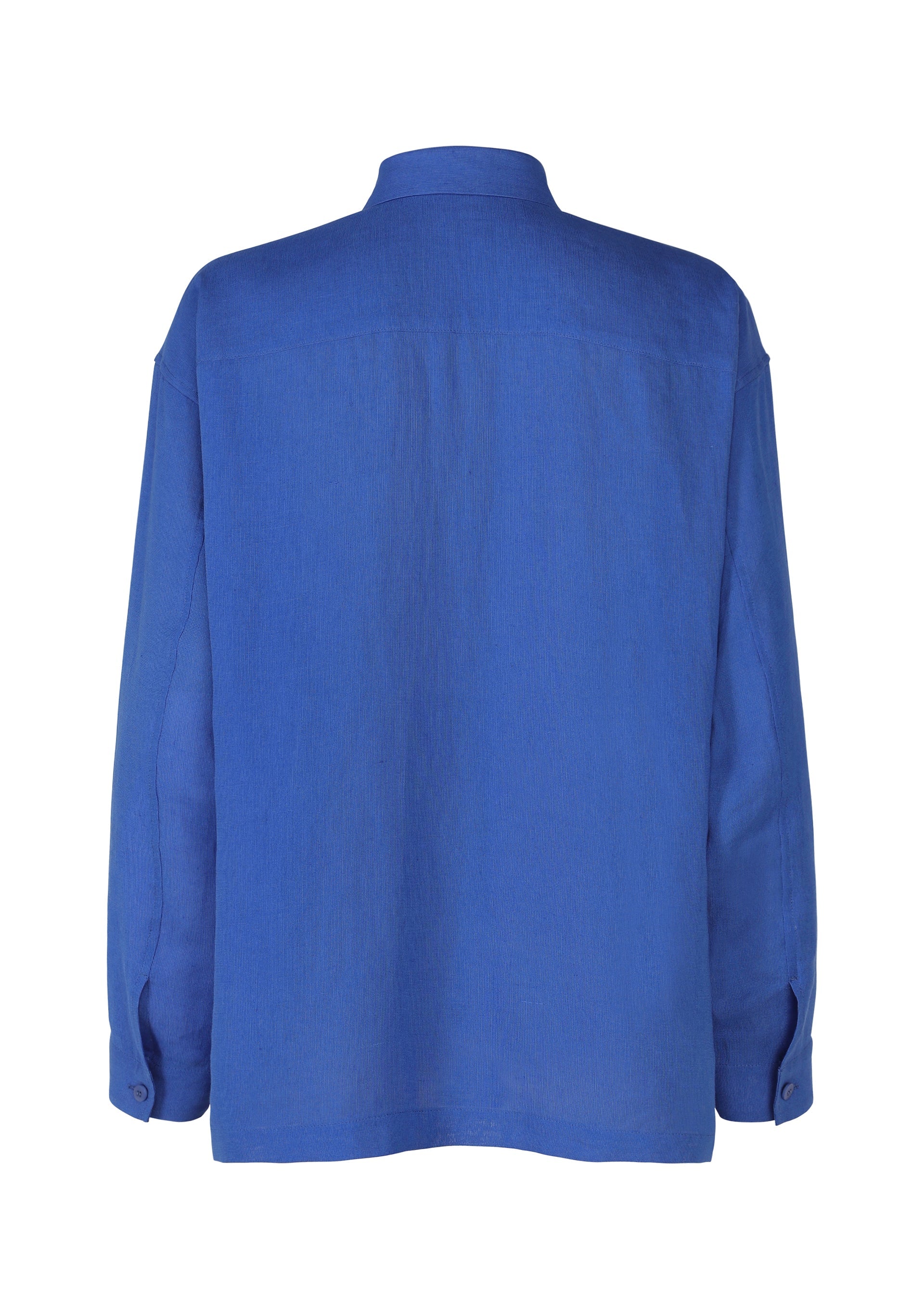 A detail shot of the IM MEN FLOATING LINEN shirt.