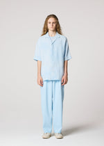 A model wears the IM MEN FLOATING LINEN floating-linen-shirt-light-blue-3.