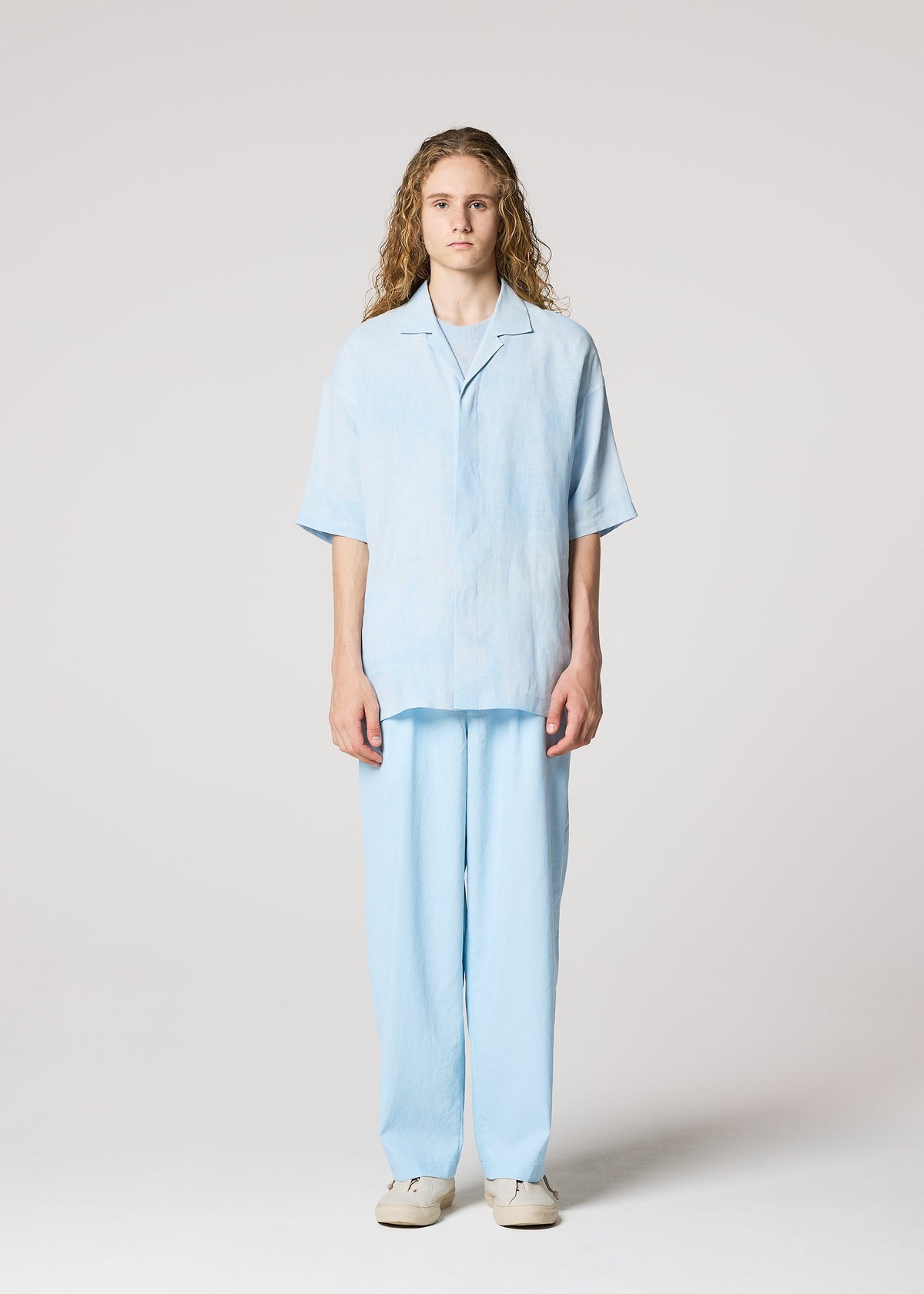 A model wears the IM MEN FLOATING LINEN floating-linen-shirt-blue-4.