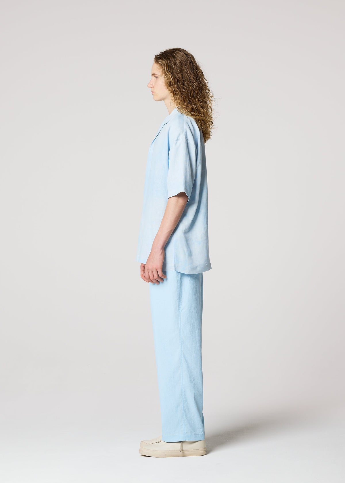 A model wears the IM MEN FLOATING LINEN floating-linen-shirt-light-blue-3.