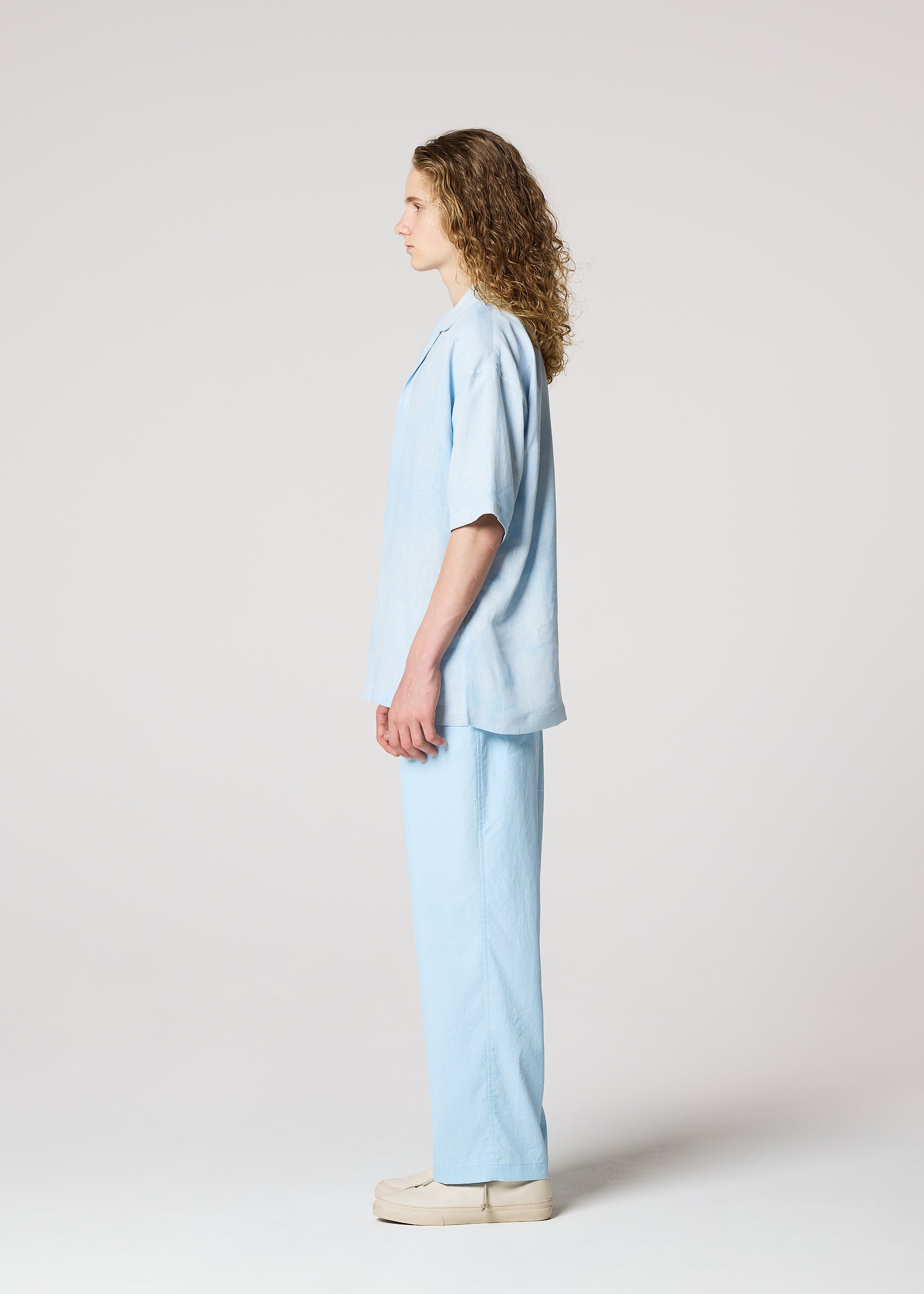 A model wears the IM MEN FLOATING LINEN floating-linen-shirt-blue-4.