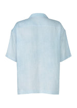 A detail shot of the IM MEN FLOATING LINEN shirt.