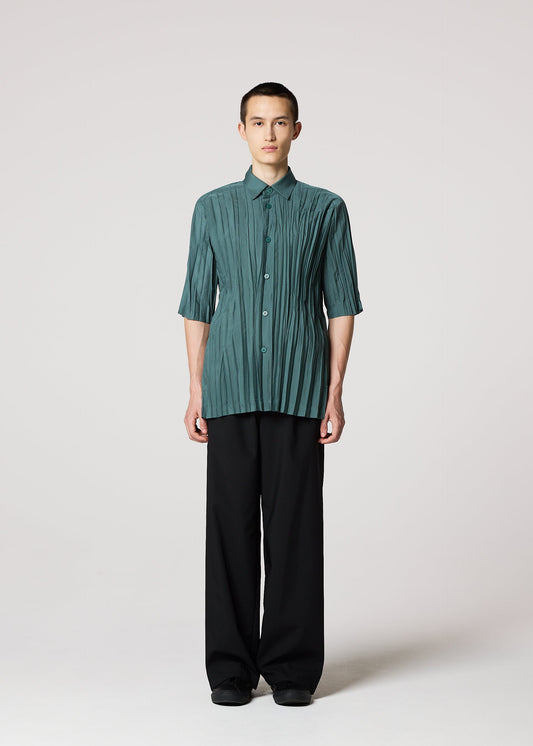 A model wears the IM Men WRINKLE SHIRT prêt à porter.