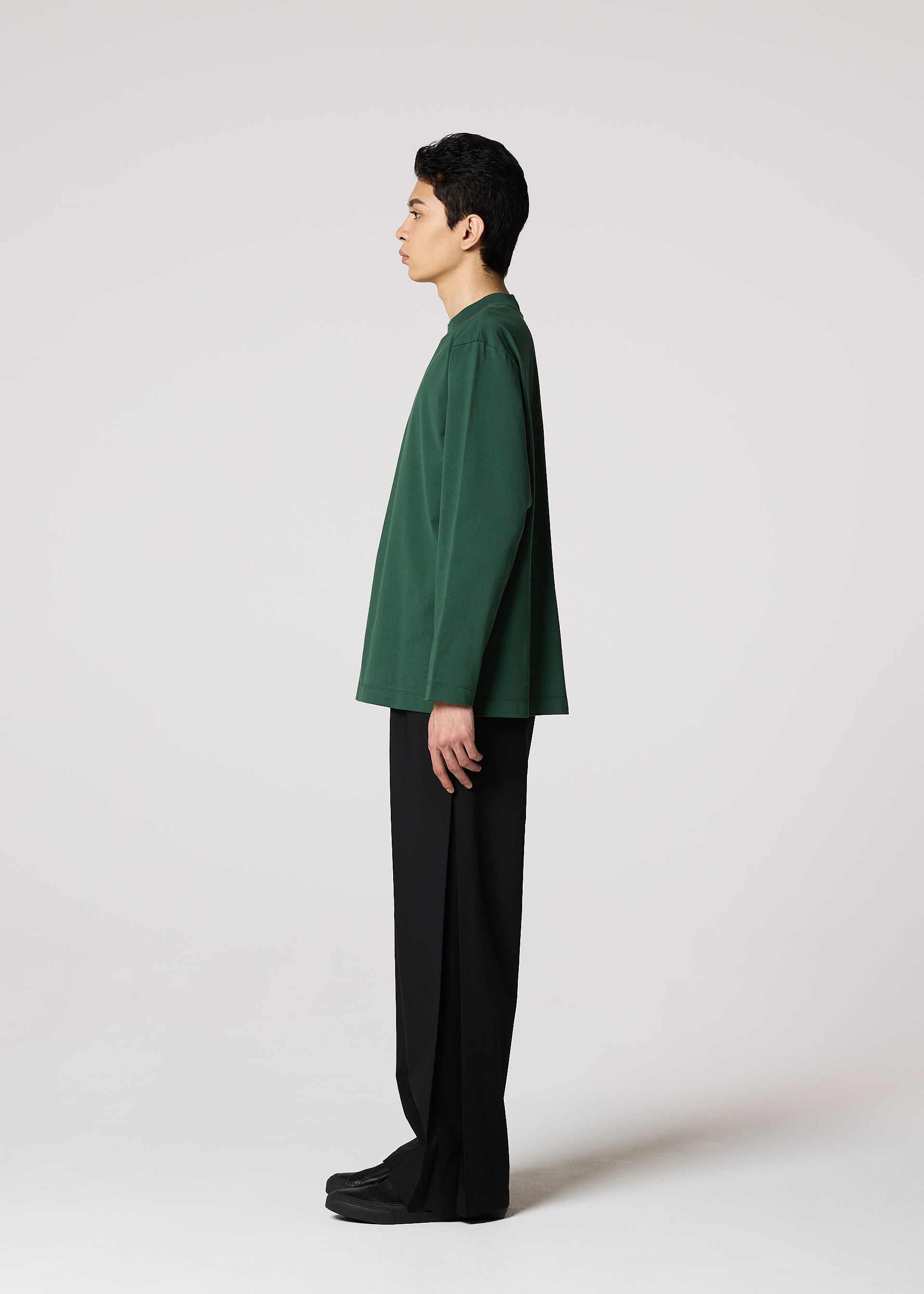 A model wears the IM MEN 402 JERSEY STITCH prêt à porter.
