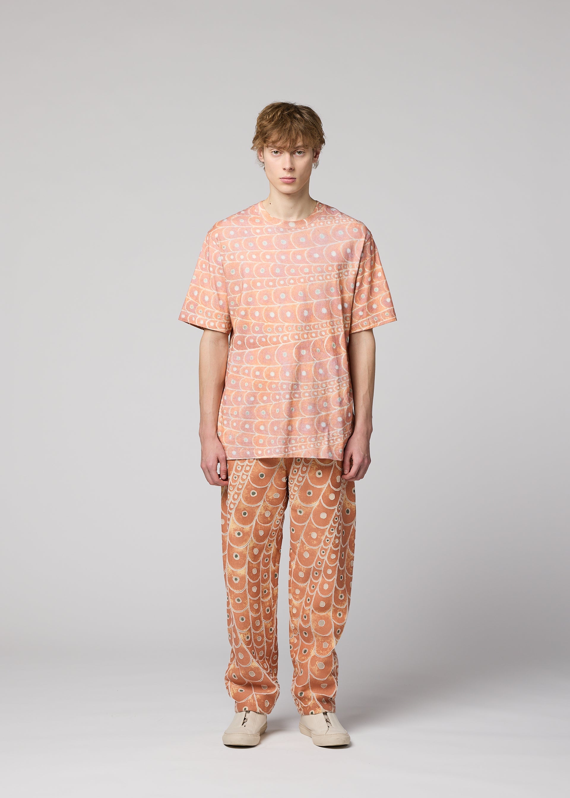 A model wears the IM Men UROKOMON T prêt à porter.