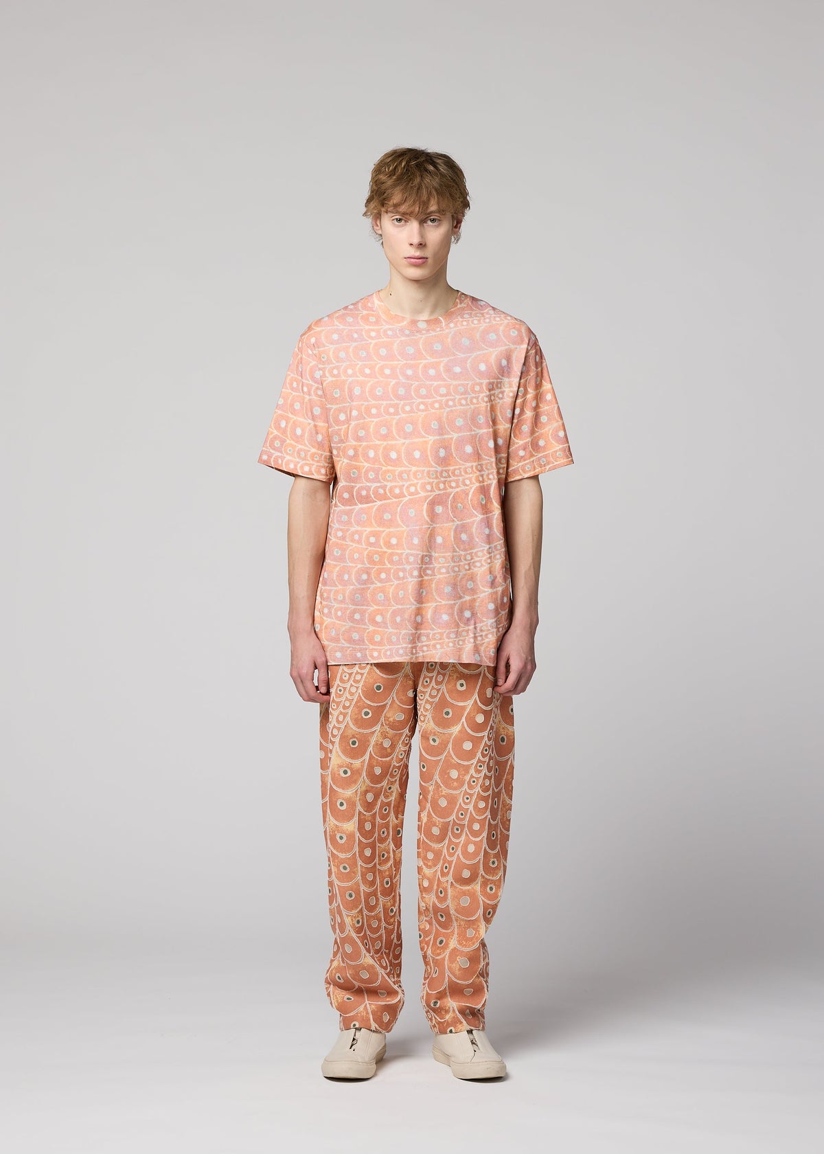 A model wears the IM Men UROKOMON T prêt à porter.