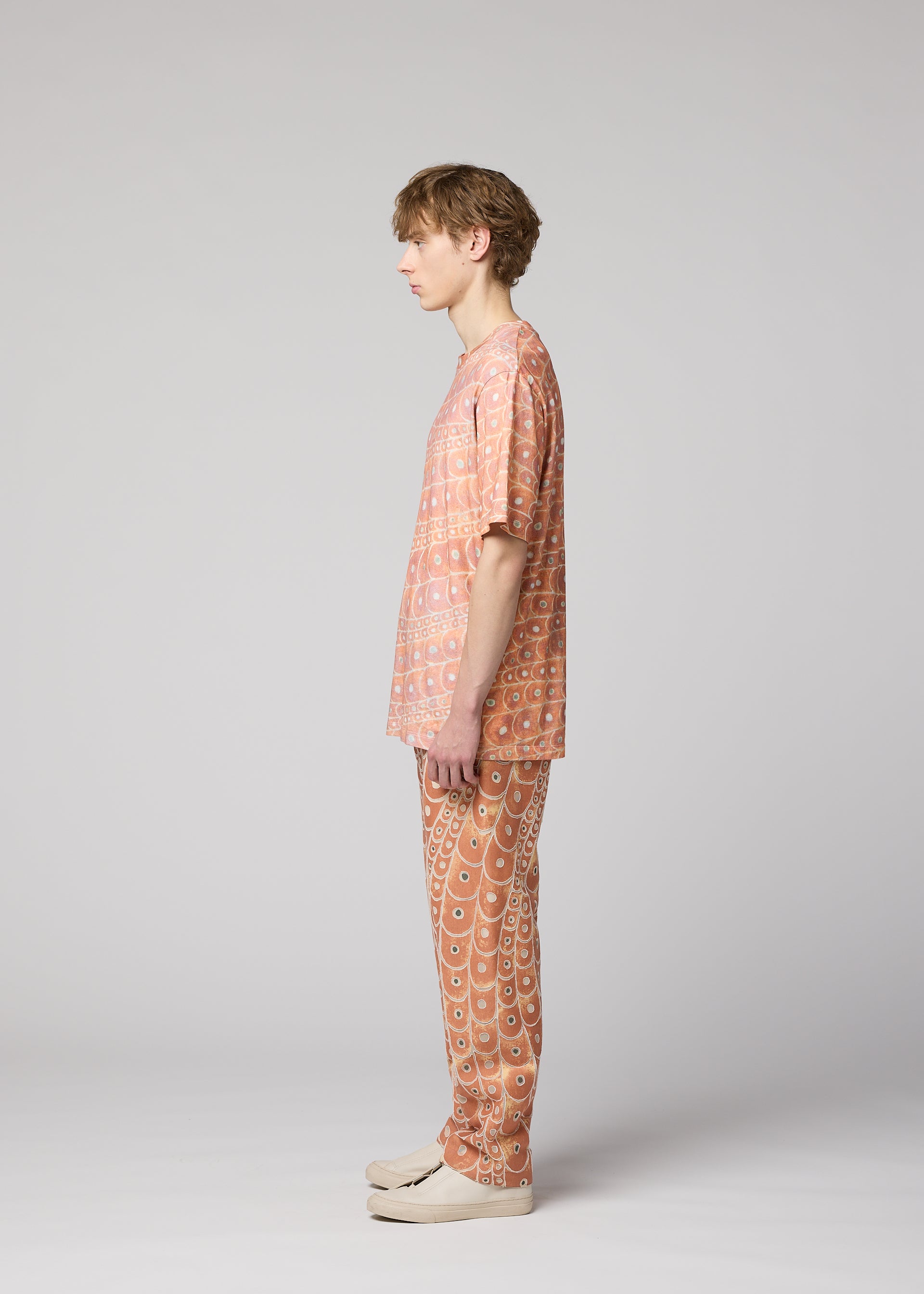 A model wears the IM Men UROKOMON T prêt à porter.