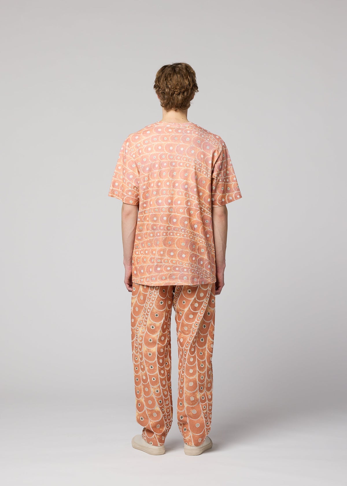 A model wears the IM Men UROKOMON T prêt à porter.