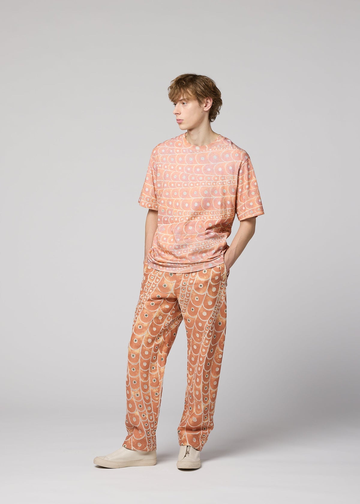 A model wears the IM Men UROKOMON T prêt à porter.