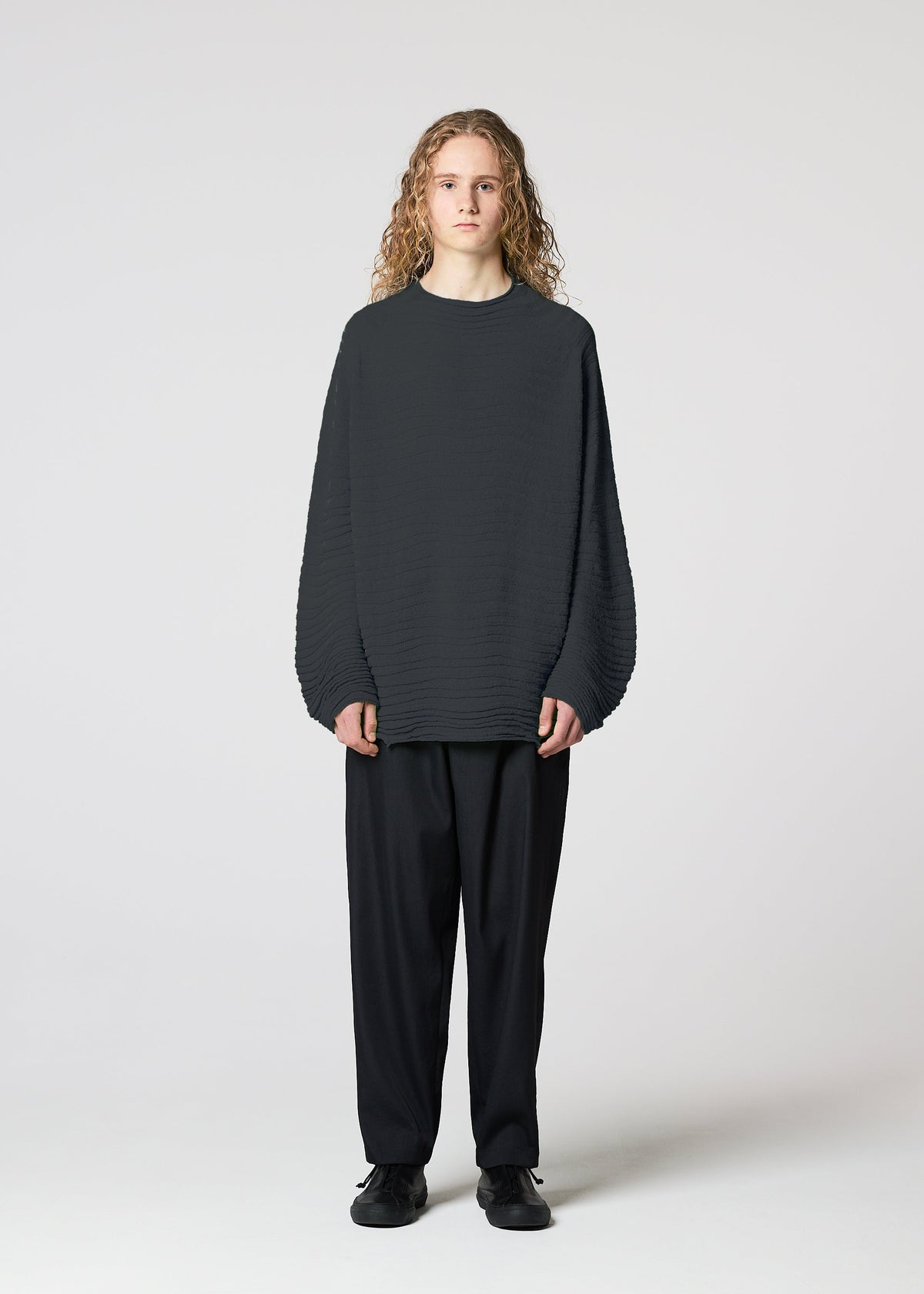 A model wears the IM MEN ENGRAVE KNIT prêt à porter.