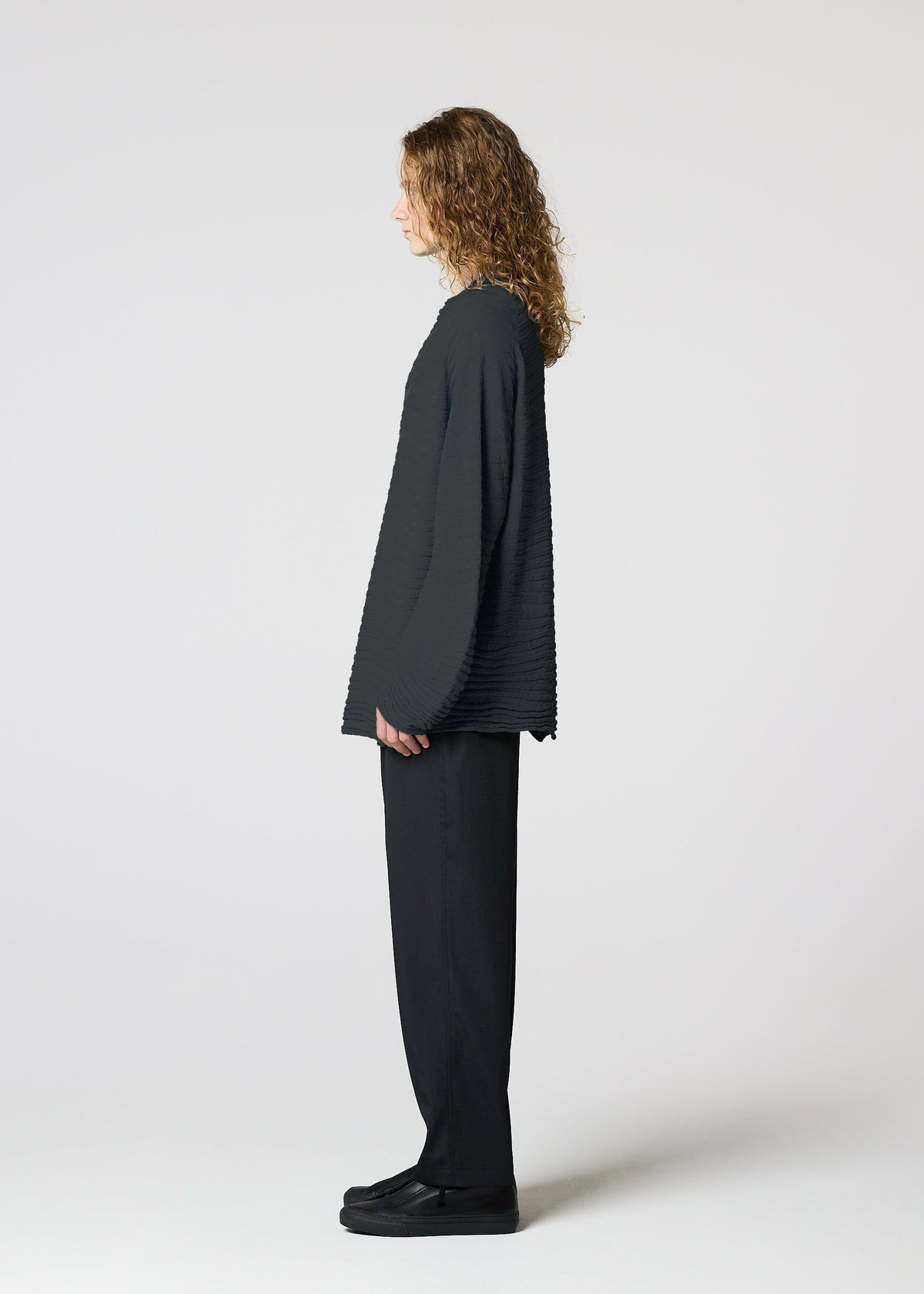 A model wears the IM MEN ENGRAVE KNIT prêt à porter.