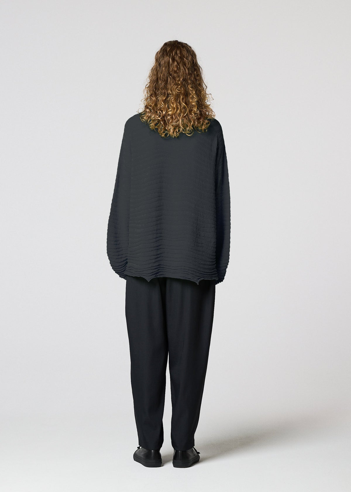 A model wears the IM MEN ENGRAVE KNIT prêt à porter.