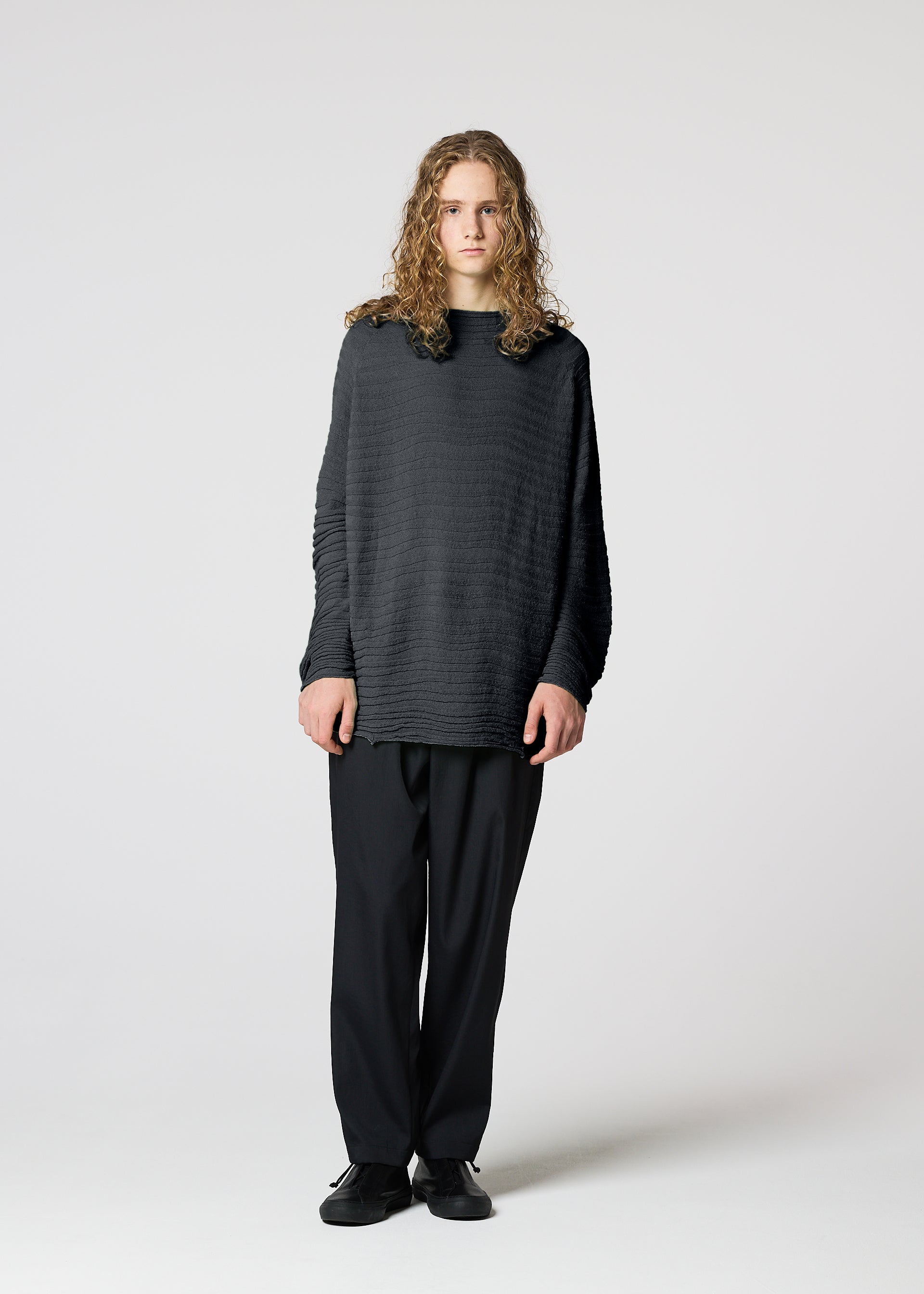 ENGRAVE KNIT Top Charcoal Grey – ISSEY MIYAKE EU