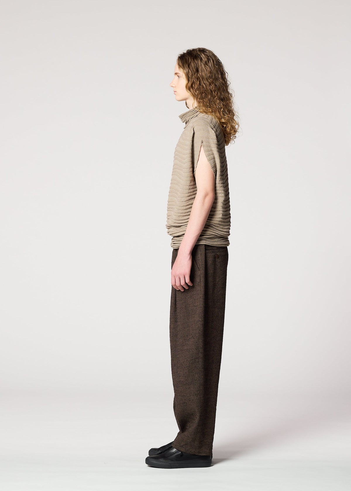 A model wears the IM MEN ENGRAVE KNIT prêt à porter.