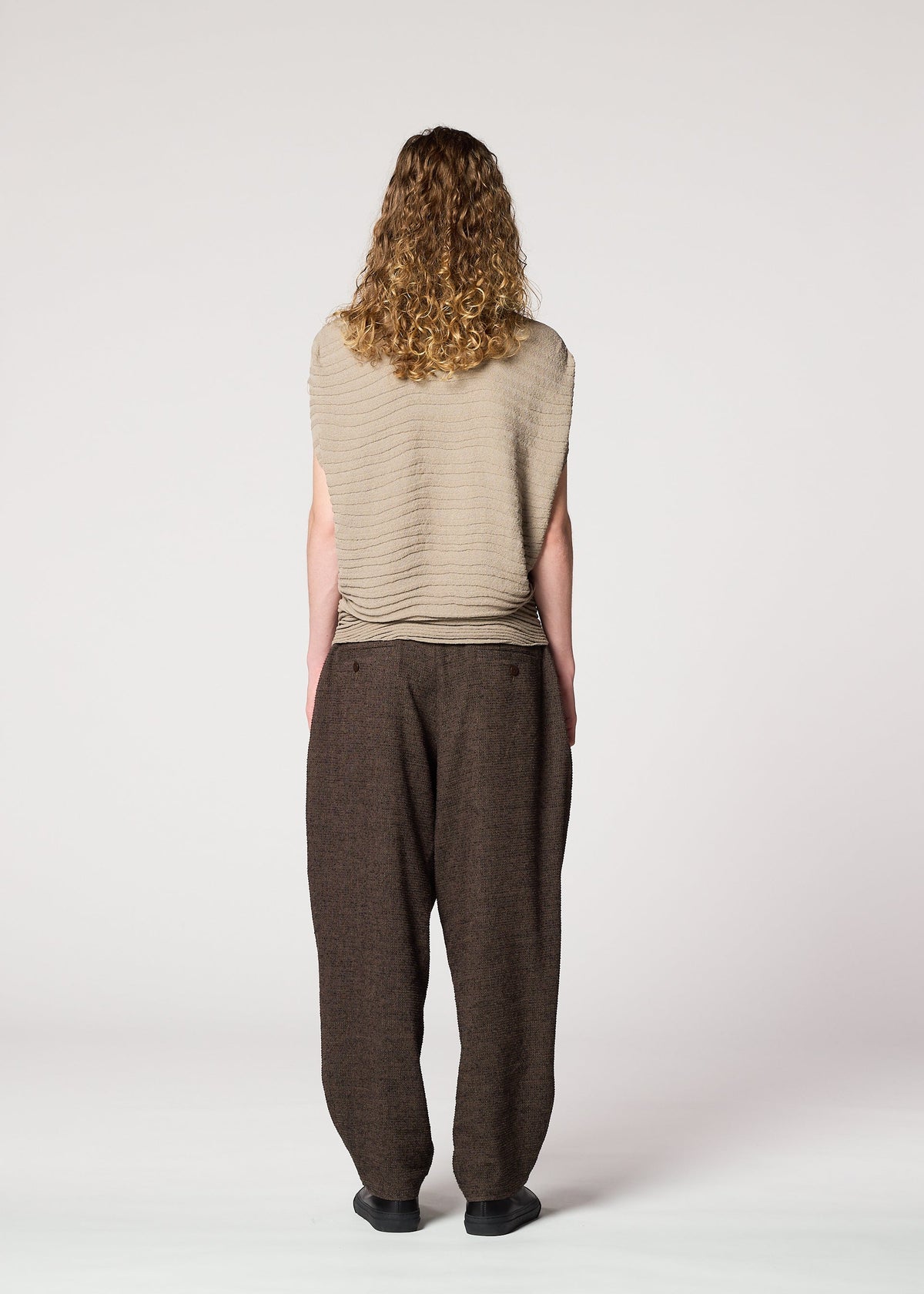 A model wears the IM MEN ENGRAVE KNIT prêt à porter.