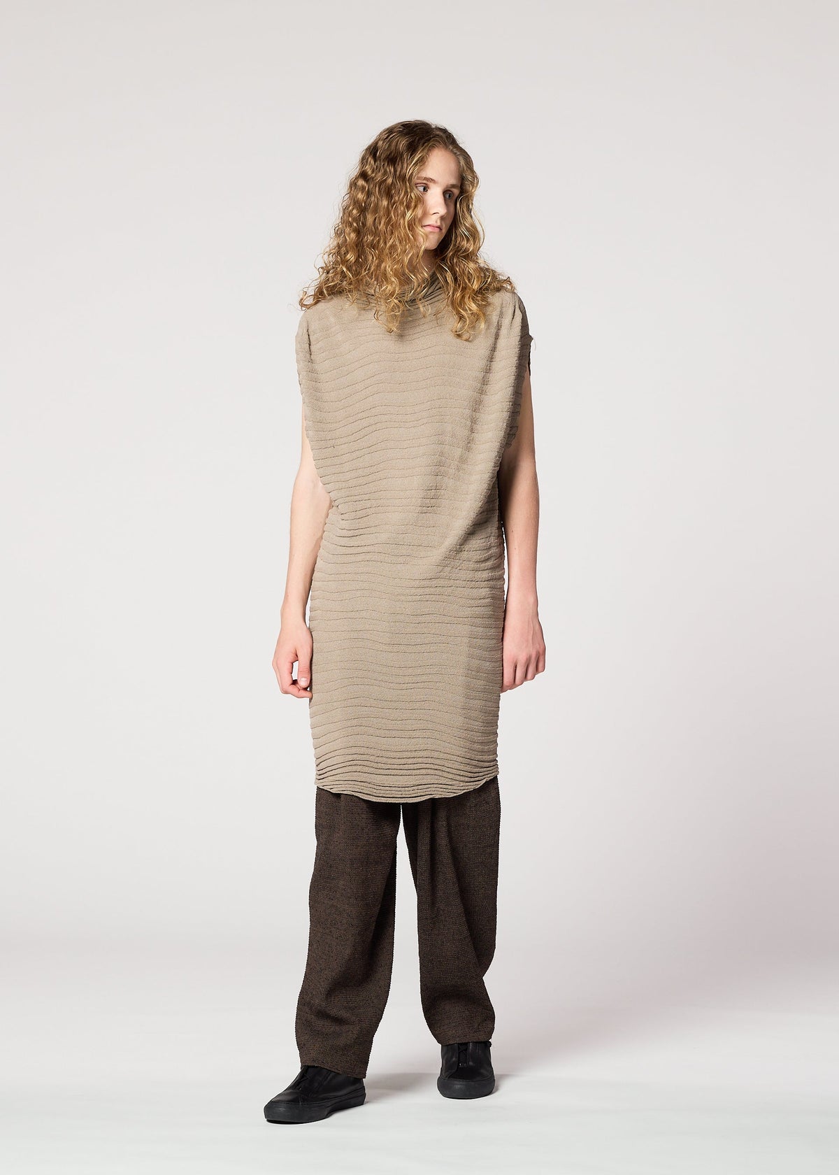 A model wears the IM MEN ENGRAVE KNIT prêt à porter.