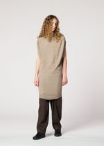 A model wears the IM MEN ENGRAVE KNIT prêt à porter.