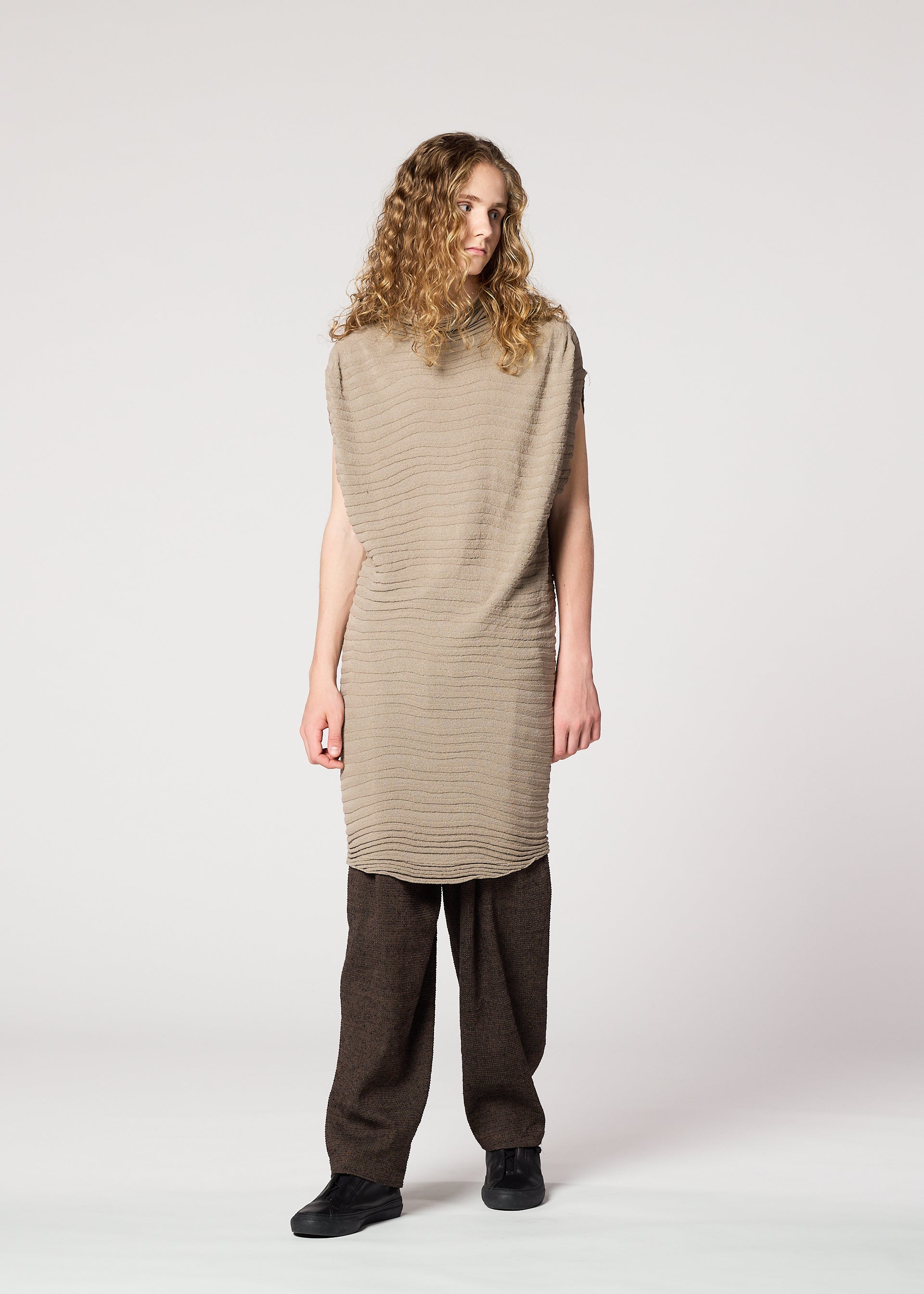 A model wears the IM MEN ENGRAVE KNIT prêt à porter.