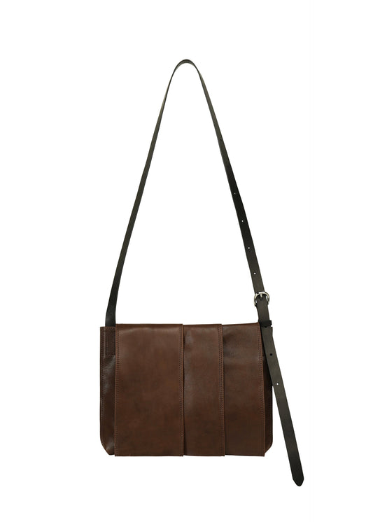 A product shot of the IM MEN LEATHER PLEATS bag in brown.