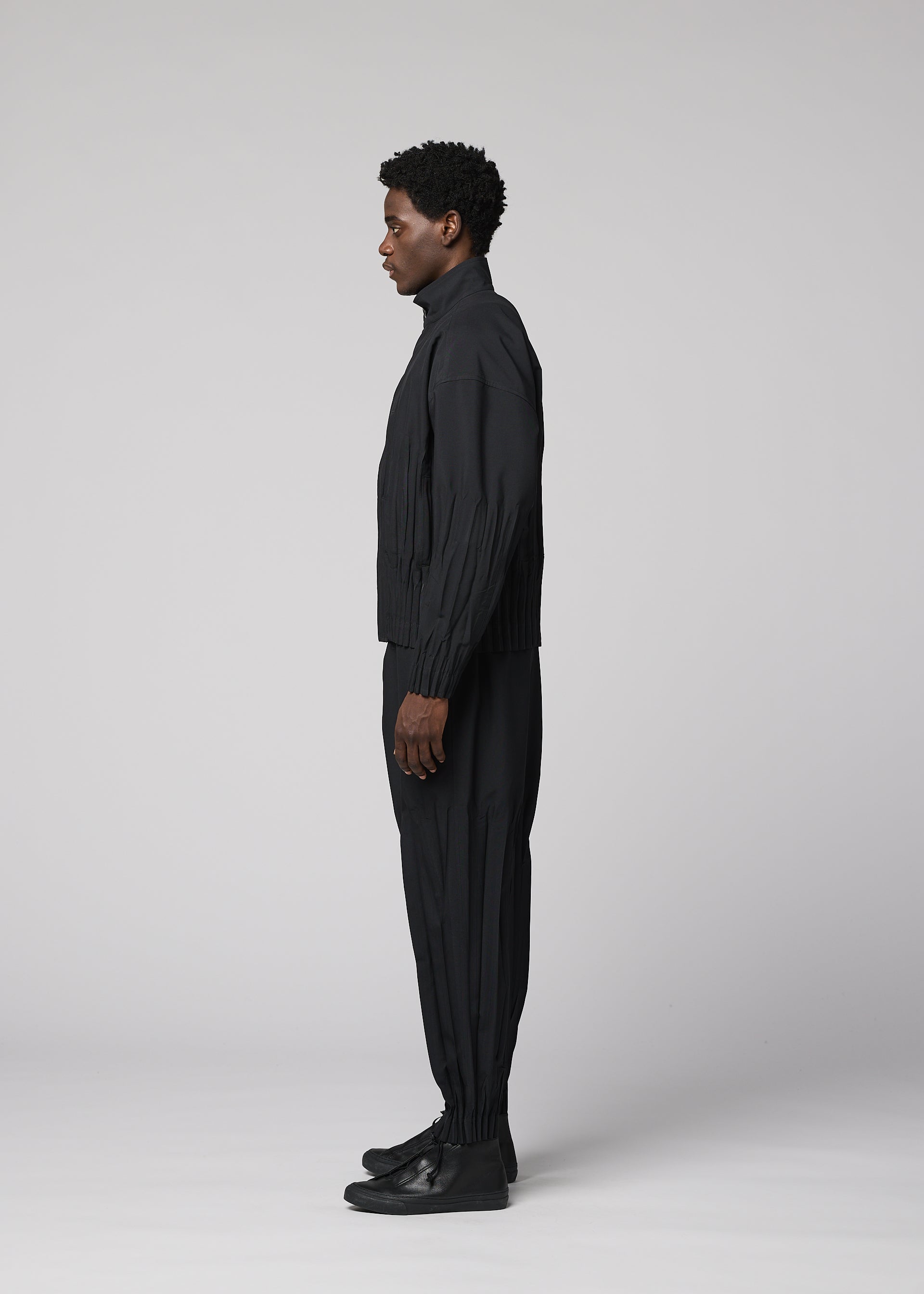 A model wears the IM MEN WAFT BLACK waft-black-blouson-black.