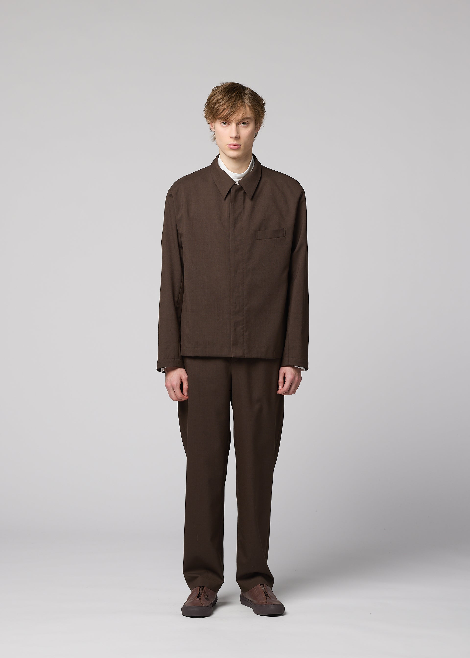 A model wears the IM MEN SUAVE suave-blouson-brown-2.