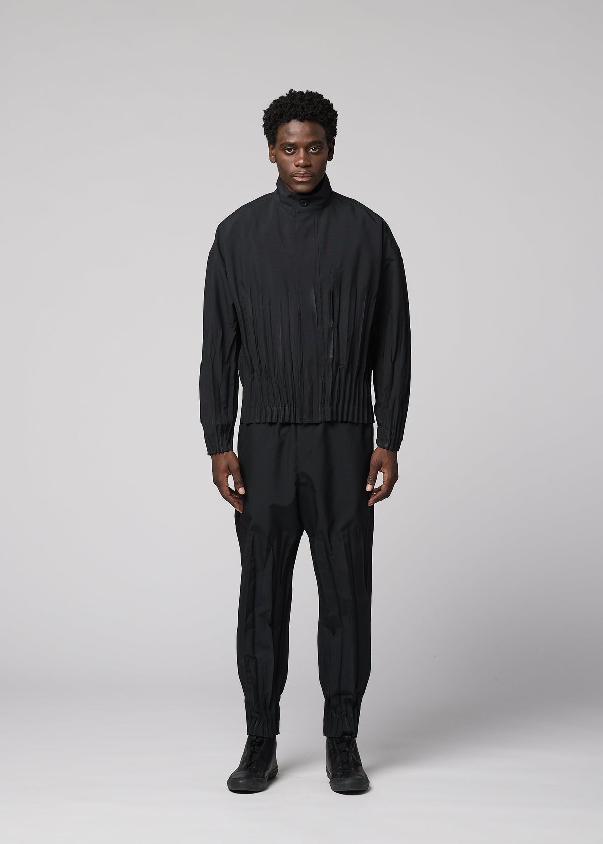 A model wears the IM MEN WAFT BLACK waft-black-trousers-black-fw26.