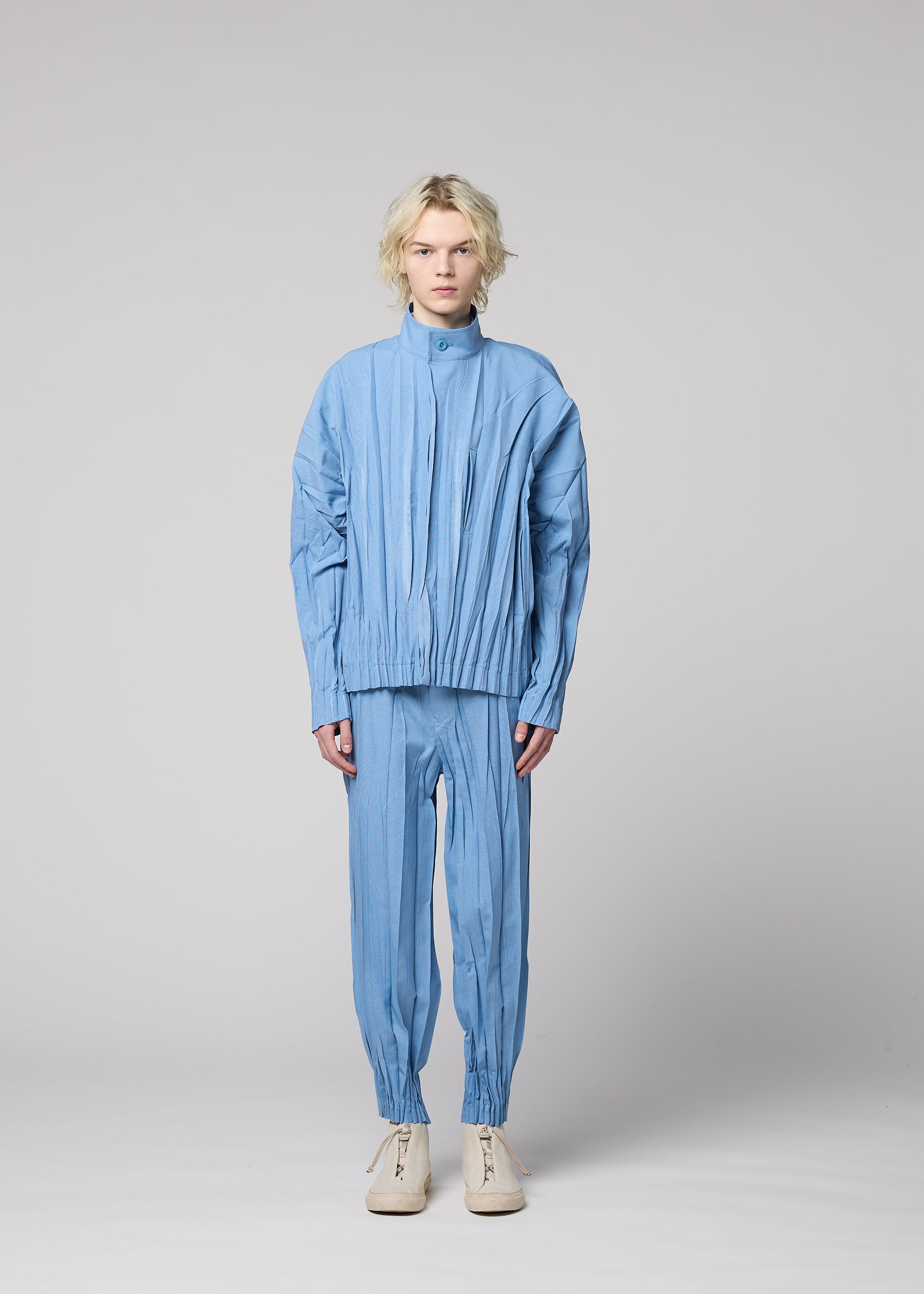 A model wears the IM MEN EDGE edge-trousers-beige.