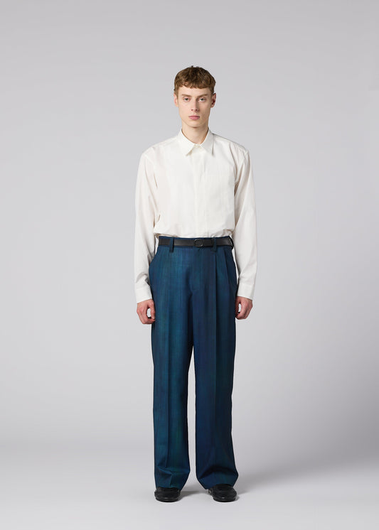 A model wears the IM MEN GRADATION WOOL trousers.