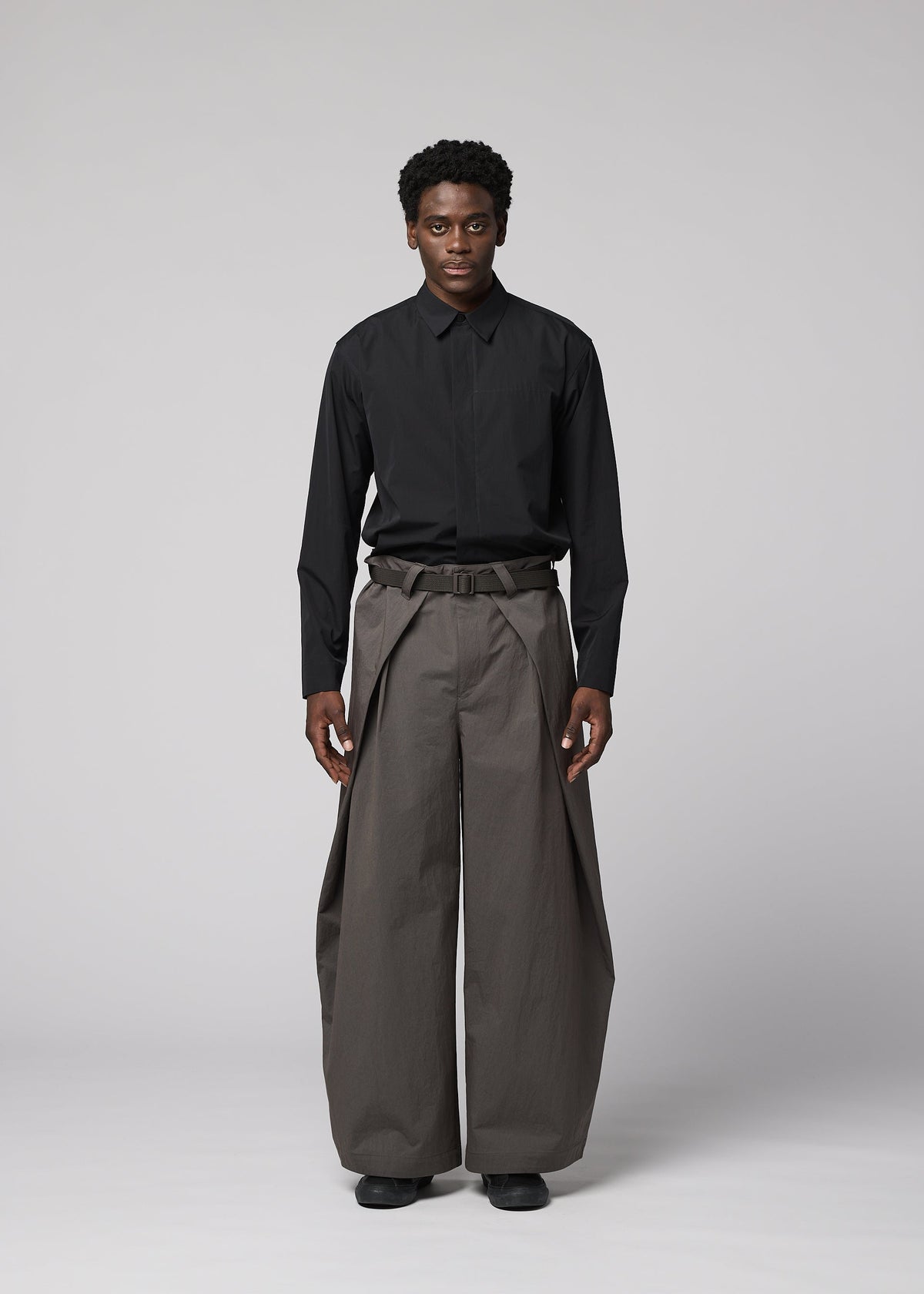 A model wears the IM MEN OVERLAP overlap-trousers-navy-1.