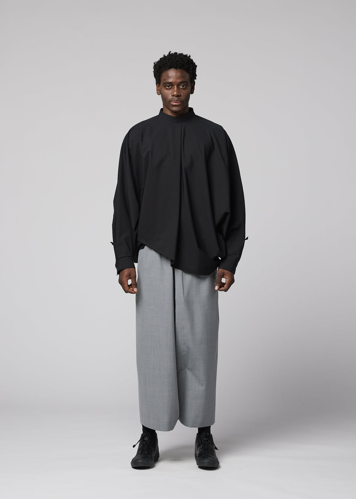 A model wears the IM MEN SUAVE suave-trousers-grey.