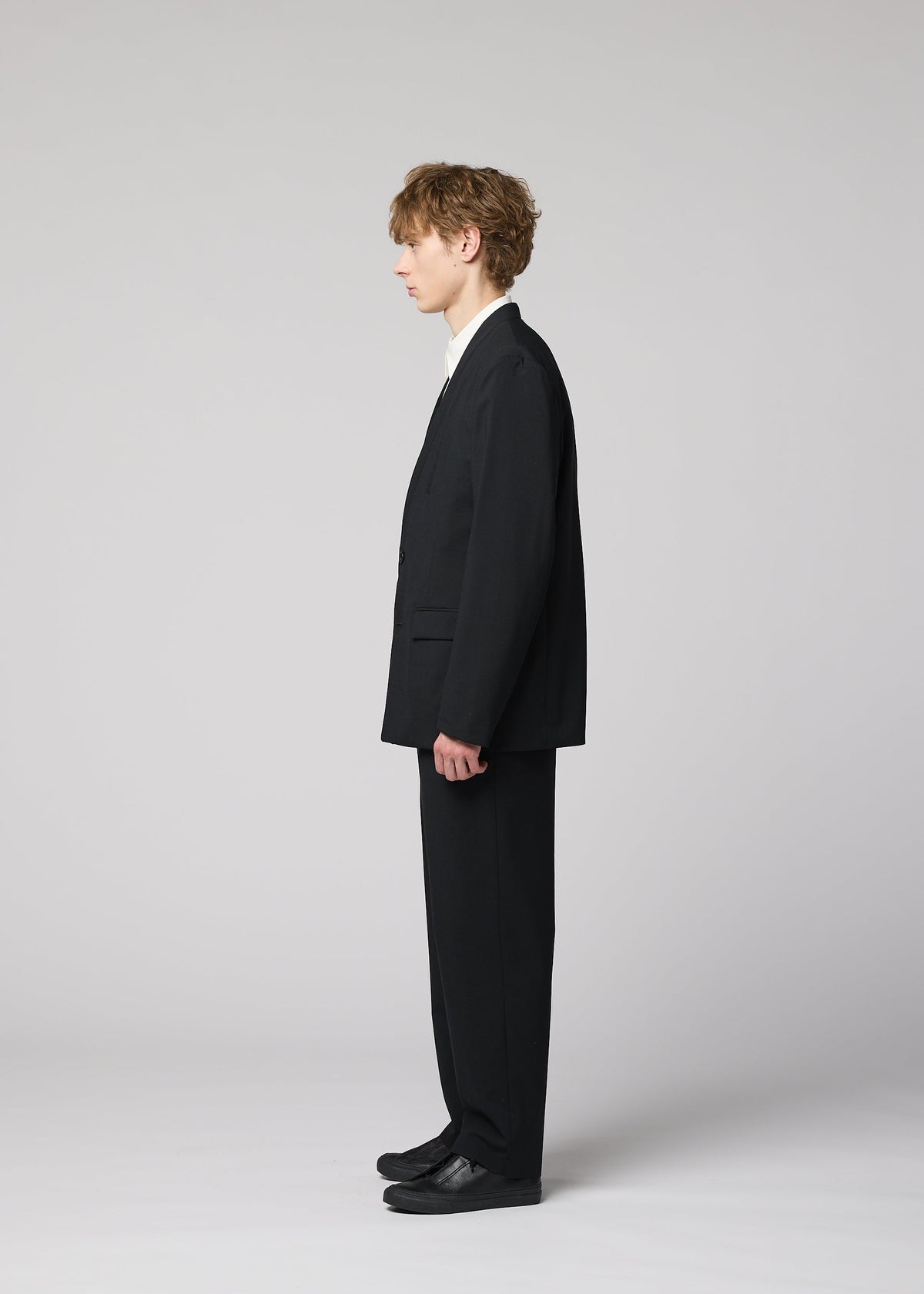 A model wears the IM MEN SUAVE suave-trousers-grey-3.