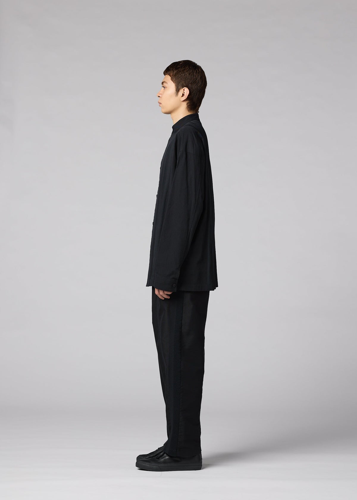 A model wears the IM MEN CLAY SHIRT clay-shirt-shirt-black-1.