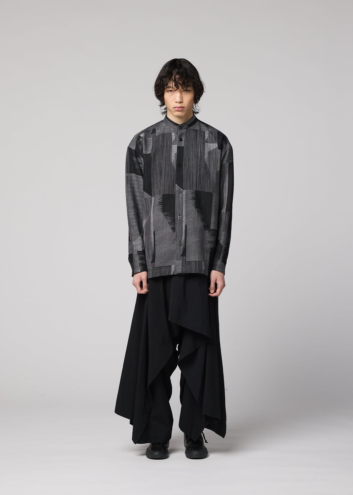 A model wears the IM MEN KASURI kasuri-shirt-black-3.