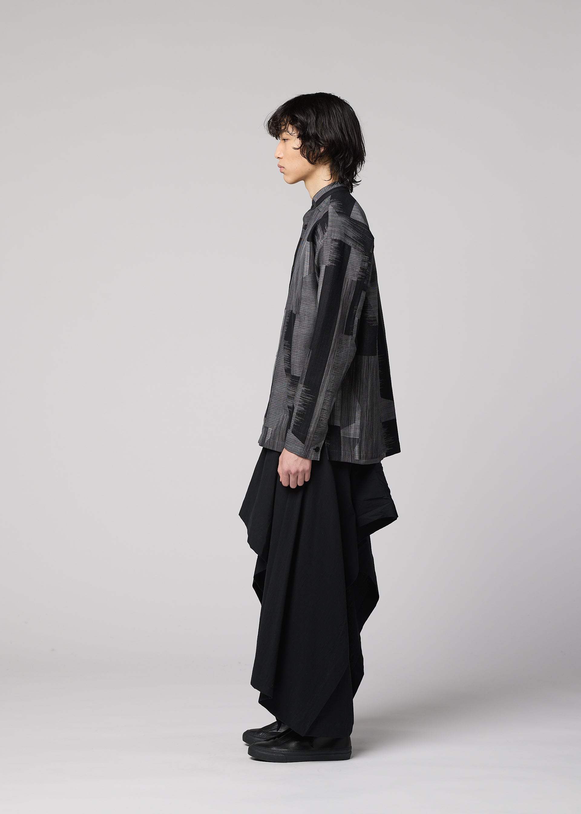A model wears the IM MEN KASURI kasuri-shirt-black-3.