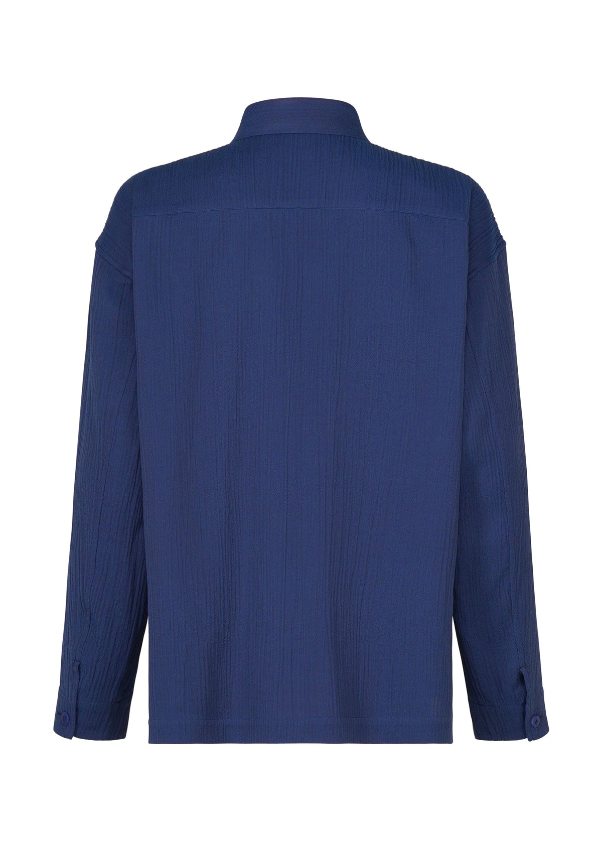 A detail shot of the IM MEN DOUBLE WEAVE CREPE shirt.