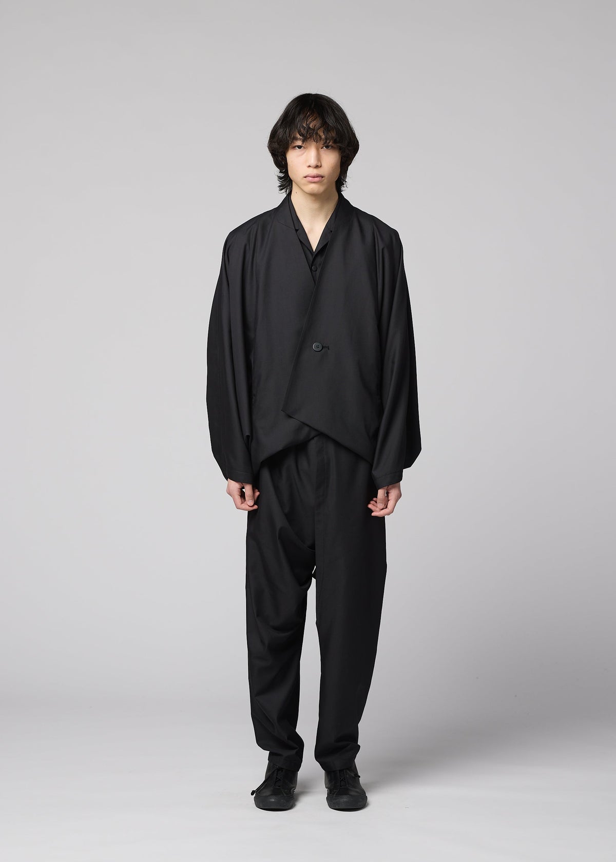 A model wears the IM MEN SWING BLACK swing-black-jacket-black-fw26.