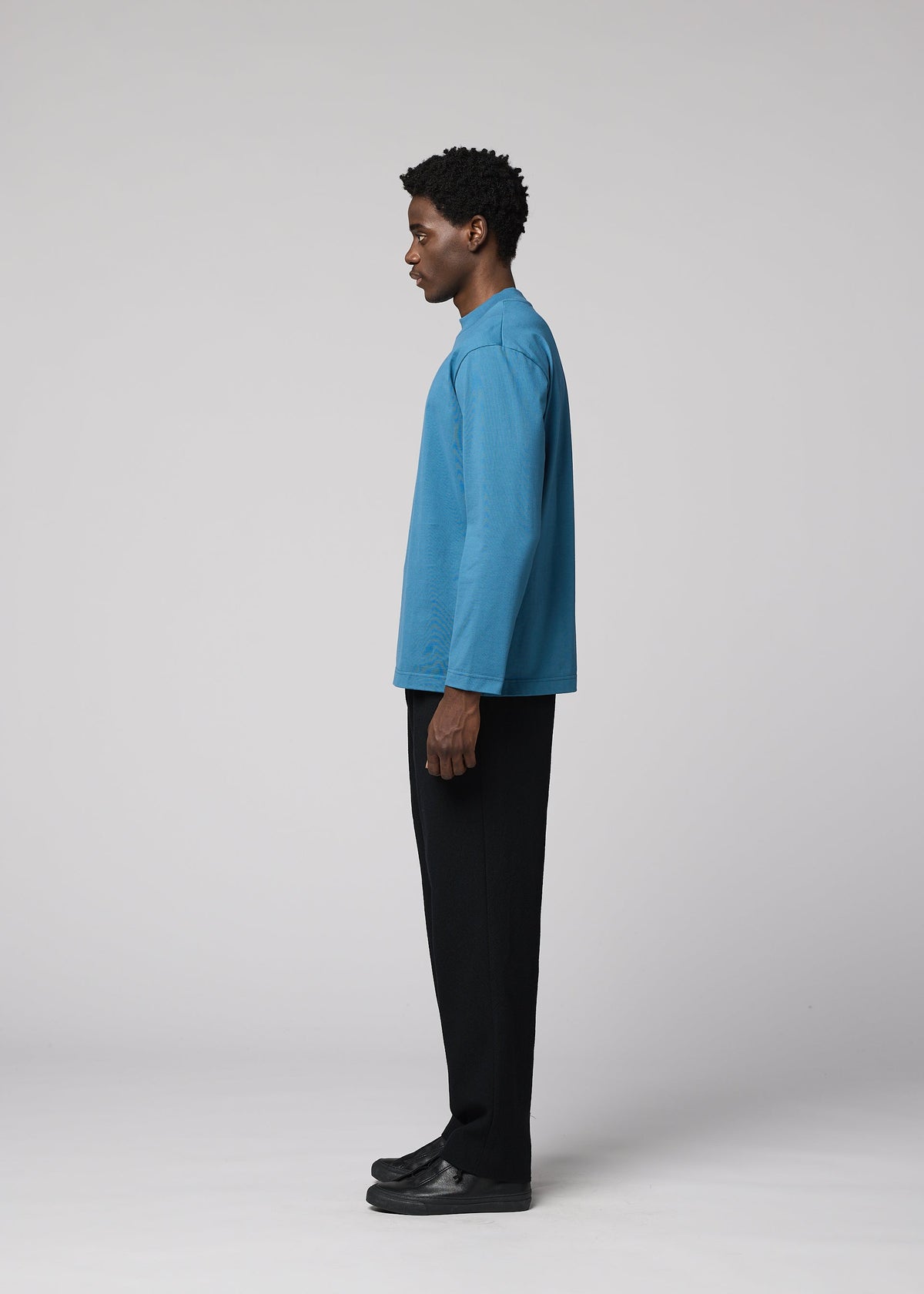 A model wears the IM MEN 40/2 JERSEY STITCH shirt.