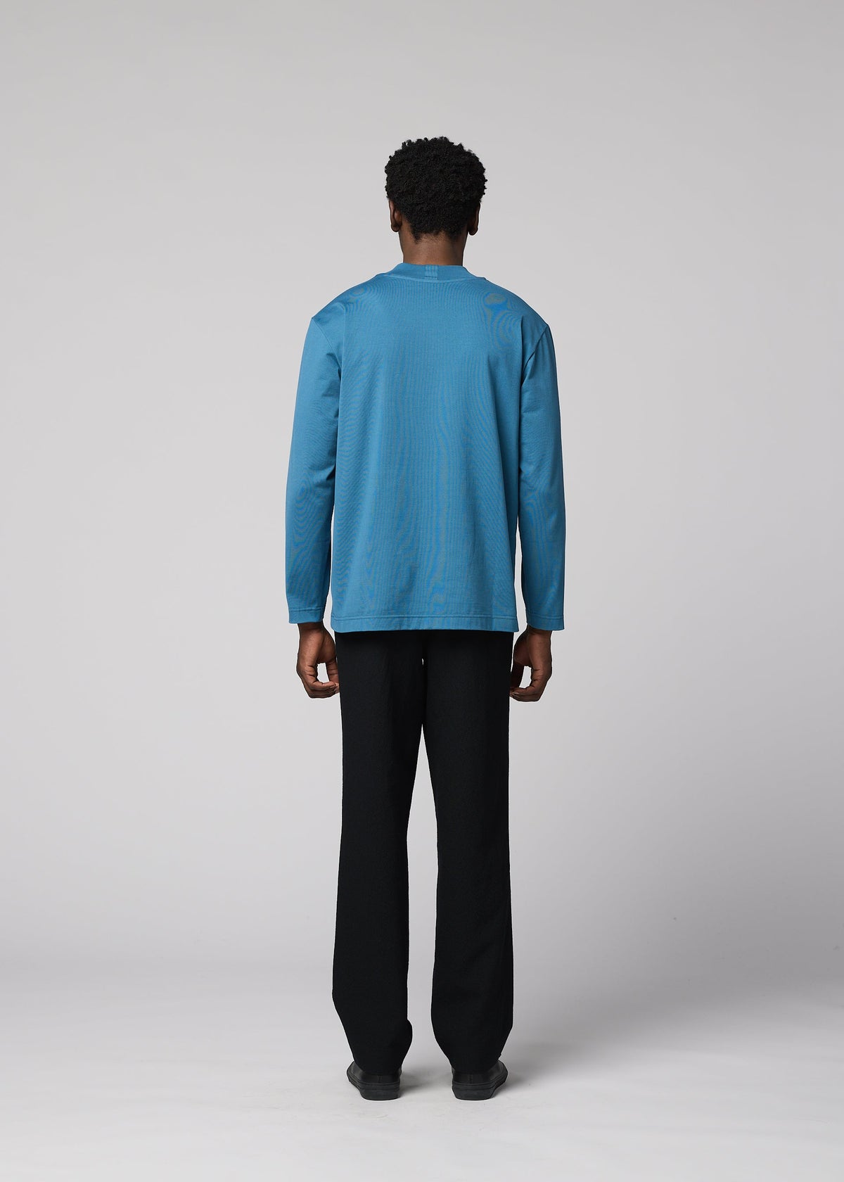 A model wears the IM MEN 40/2 JERSEY STITCH shirt.