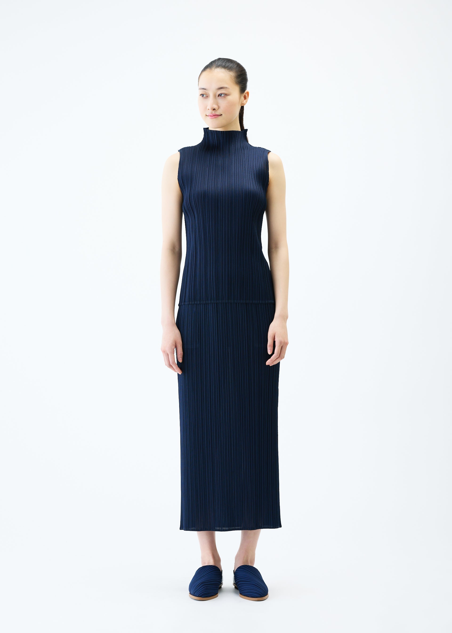A model wears the PLEATS PLEASE ISSEY MIYAKE NEW COLORFUL BASICS 4 pp67jg4087505.