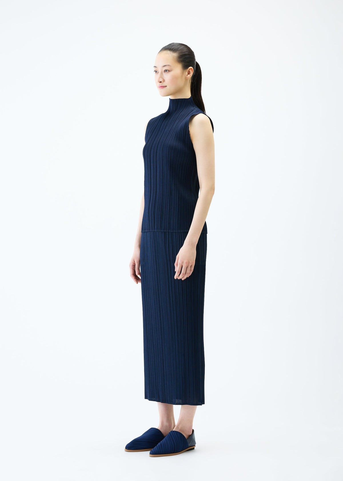 A model wears the PLEATS PLEASE ISSEY MIYAKE NEW COLORFUL BASICS 4 pp67jg4087505.