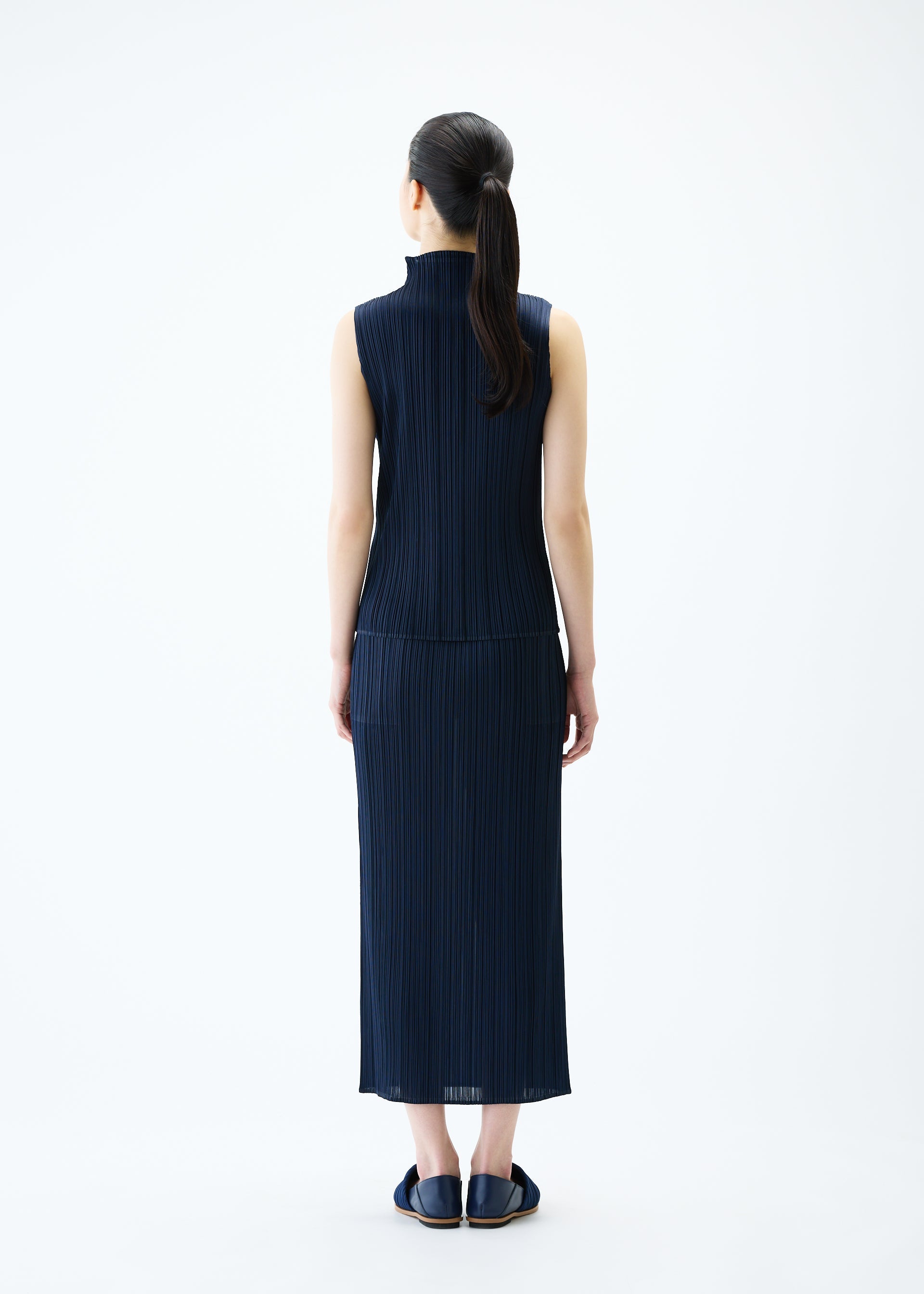 A model wears the PLEATS PLEASE ISSEY MIYAKE NEW COLORFUL BASICS 4 pp67jg4082305.