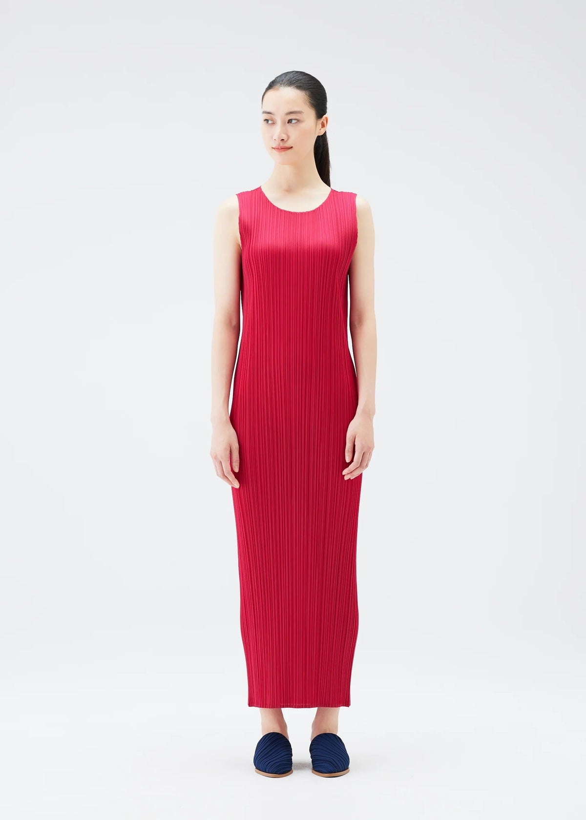 A model wears the PLEATS PLEASE ISSEY MIYAKE NEW COLORFUL BASICS 4 pp67jh4104405.