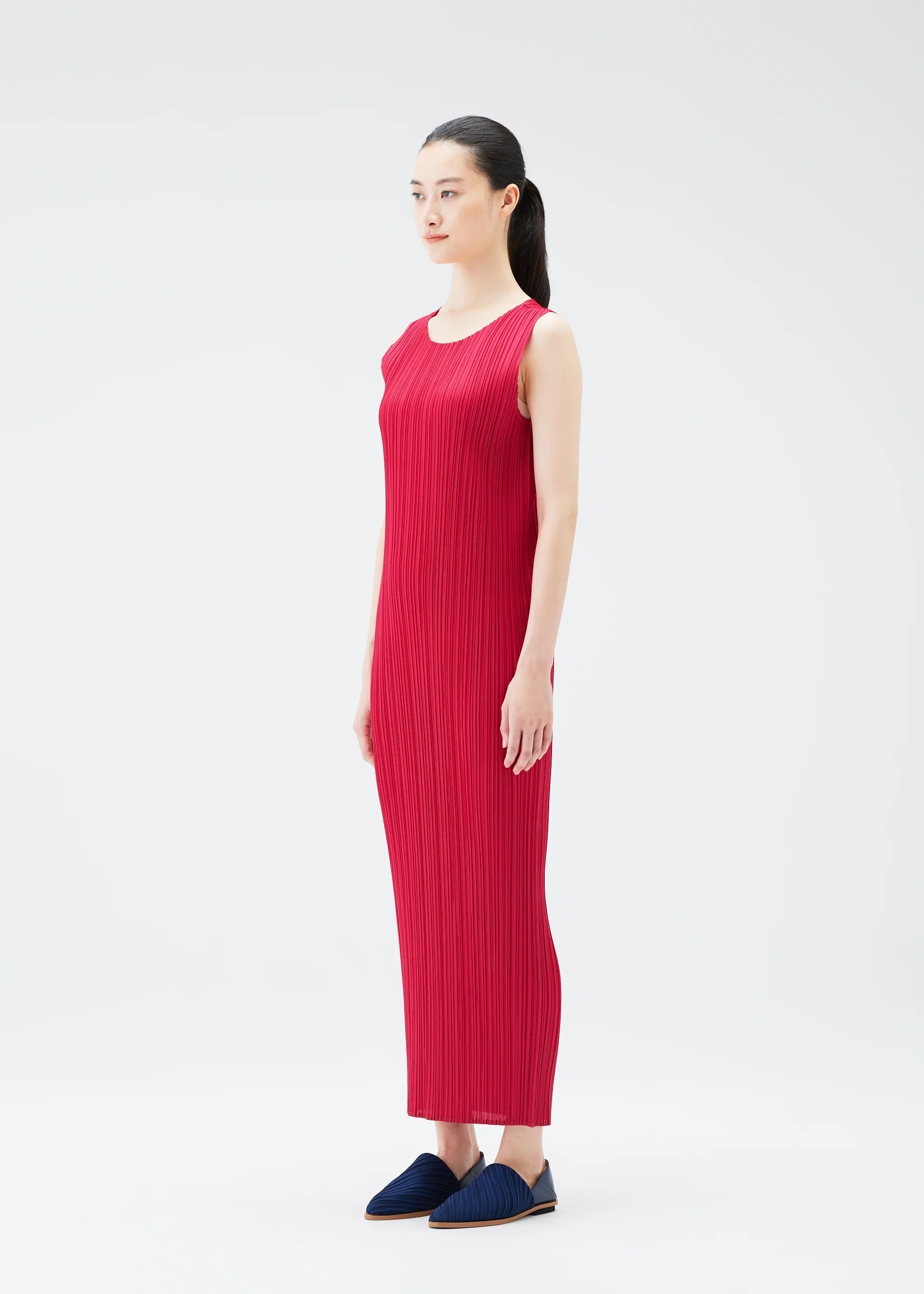 A model wears the PLEATS PLEASE ISSEY MIYAKE NEW COLORFUL BASICS 4 pp67jh4104405.