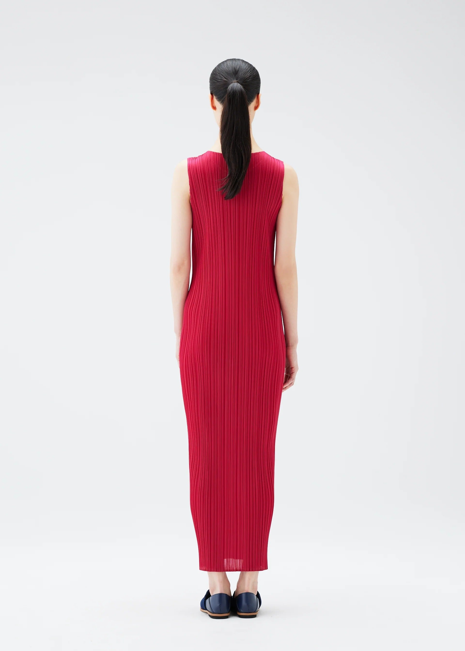 A model wears the PLEATS PLEASE ISSEY MIYAKE NEW COLORFUL BASICS 4 pp67jh4104405.