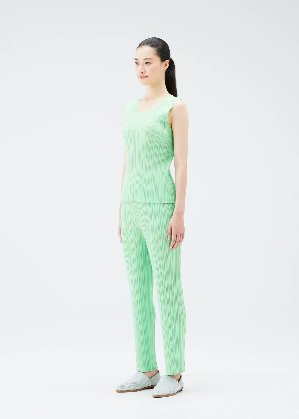 A model wears the PLEATS PLEASE ISSEY MIYAKE NEW COLORFUL BASICS 4 pp67jk4014405.