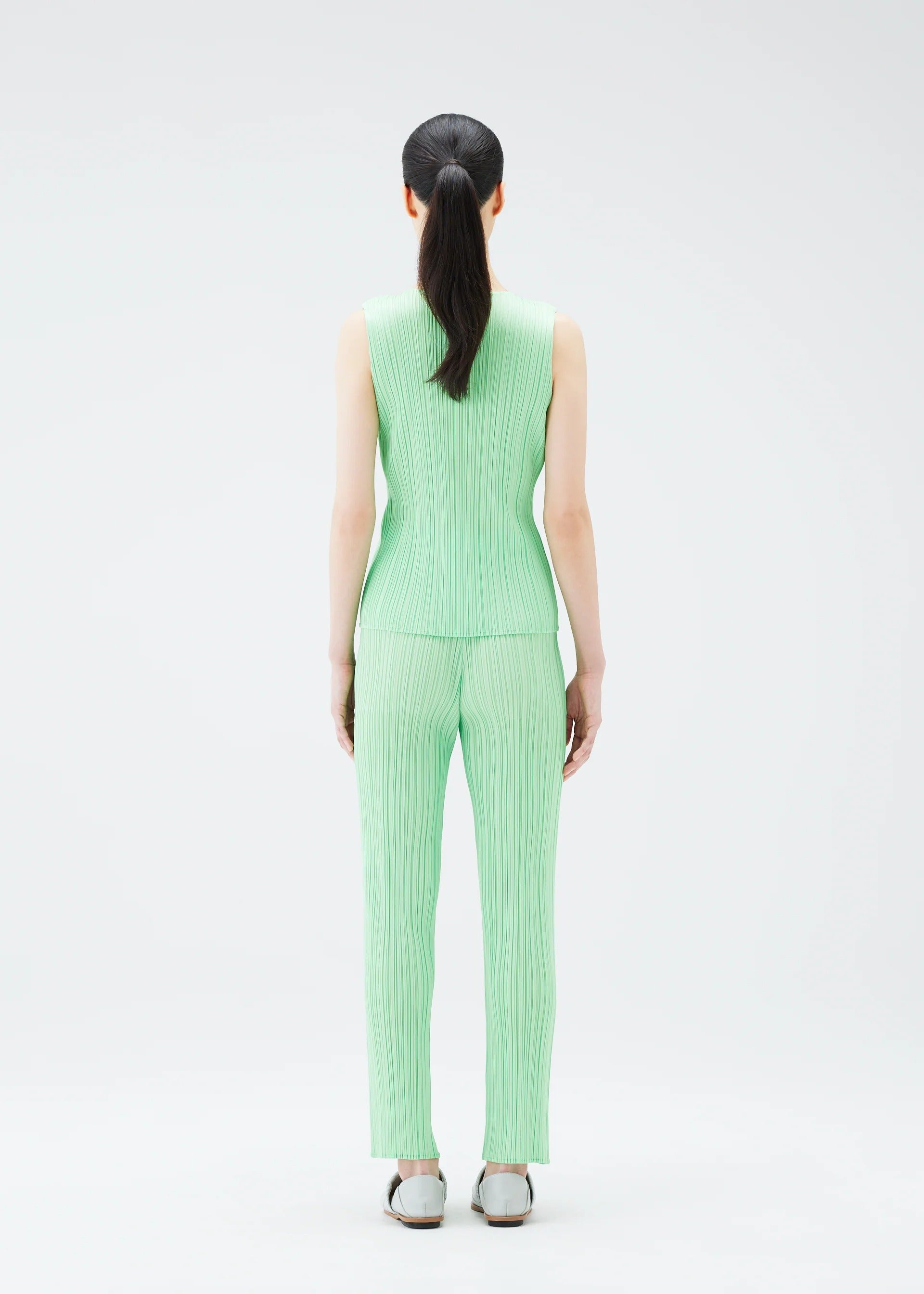 A model wears the PLEATS PLEASE ISSEY MIYAKE NEW COLORFUL BASICS 4 pp67jk4012305.